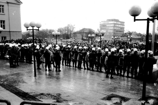 19810206 Polizei sichert Ratssitzung