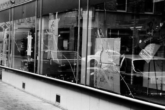19810316 37 Schaufenster demoliert