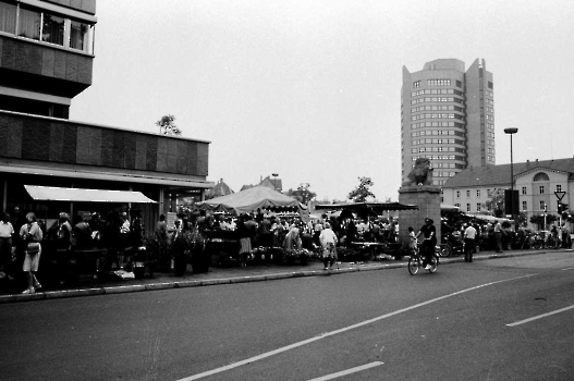 19810813 Wochenmarkt Rathaus 1