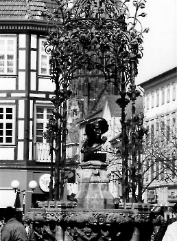 19900319 Gänseliesel Attrappe