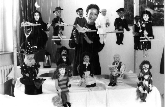 19901113 Traudel Linne mit Marionetten