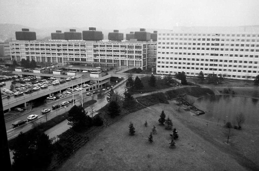 19920528 Klinikum mit Teich