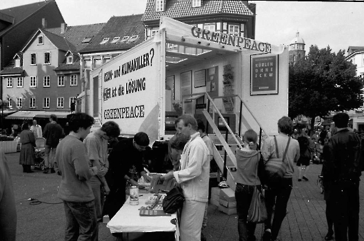 19920811 Greenpeace Vorführung Marktplatz