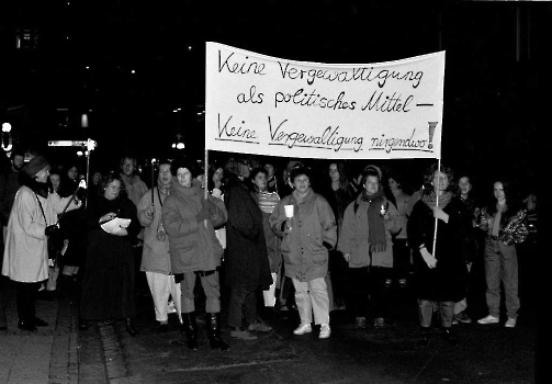 19921211 Gegen Kriegsverbrechen