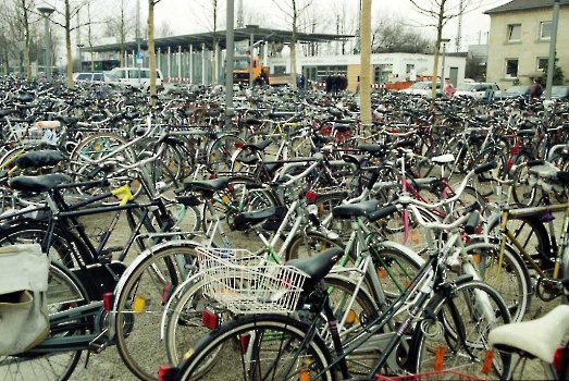 19980415 Fahrräder am Bahnhof