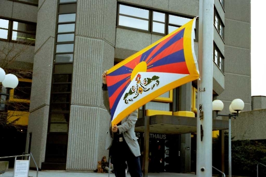 19990325 Tibetfahne Rathaus